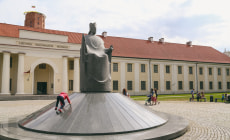 Памятник Миндовгу в Вильнюсе
