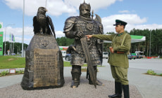 Памятник Изяславу на АЗС в Заславле